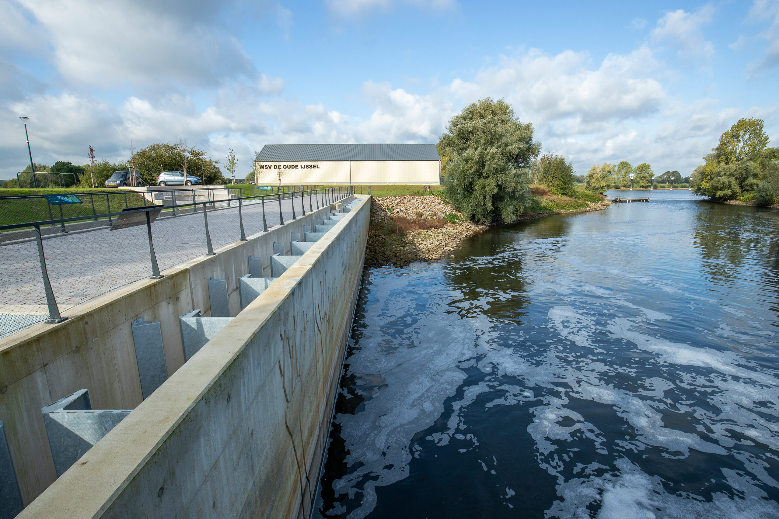 Vispassage. Grote waterpartij die een muur in lijkt te lopen. Deze brug is de vispassage waardoor vissen naar het bovenliggende gebied kunnen
