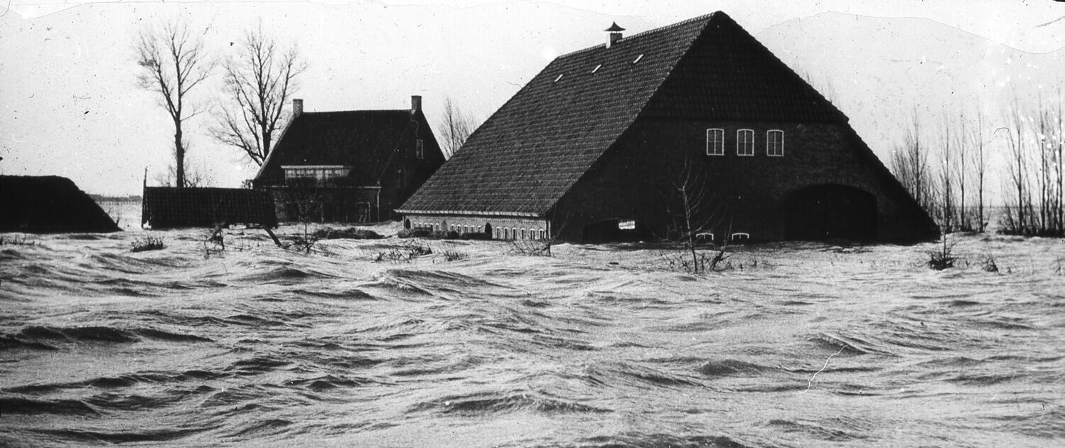 Archieffoto van ondergelopen boerderij tijdens watersnoodramp 1953