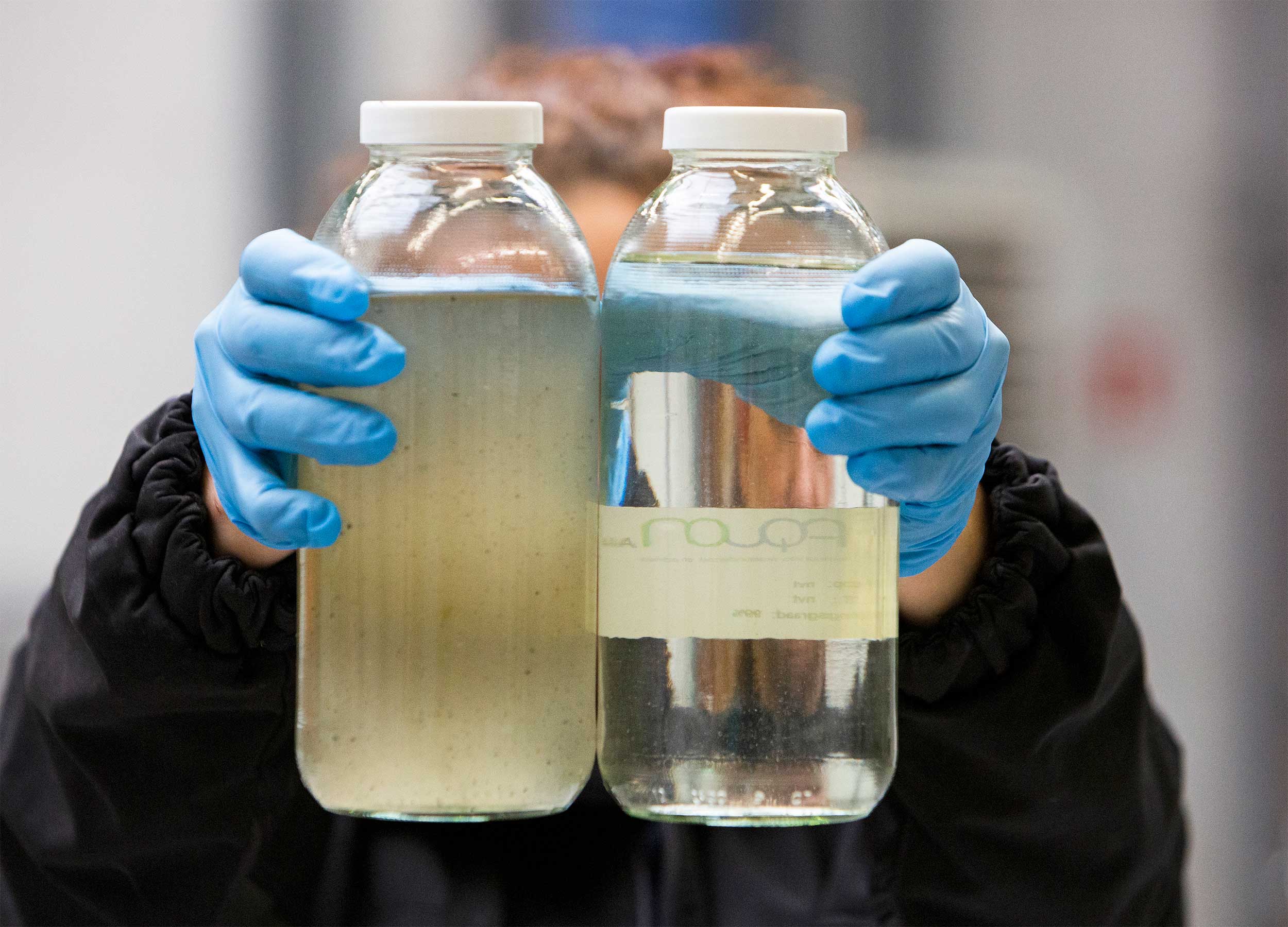 schoon-water-vrouw-houdt-flessen-schoon-vuil-water-vast