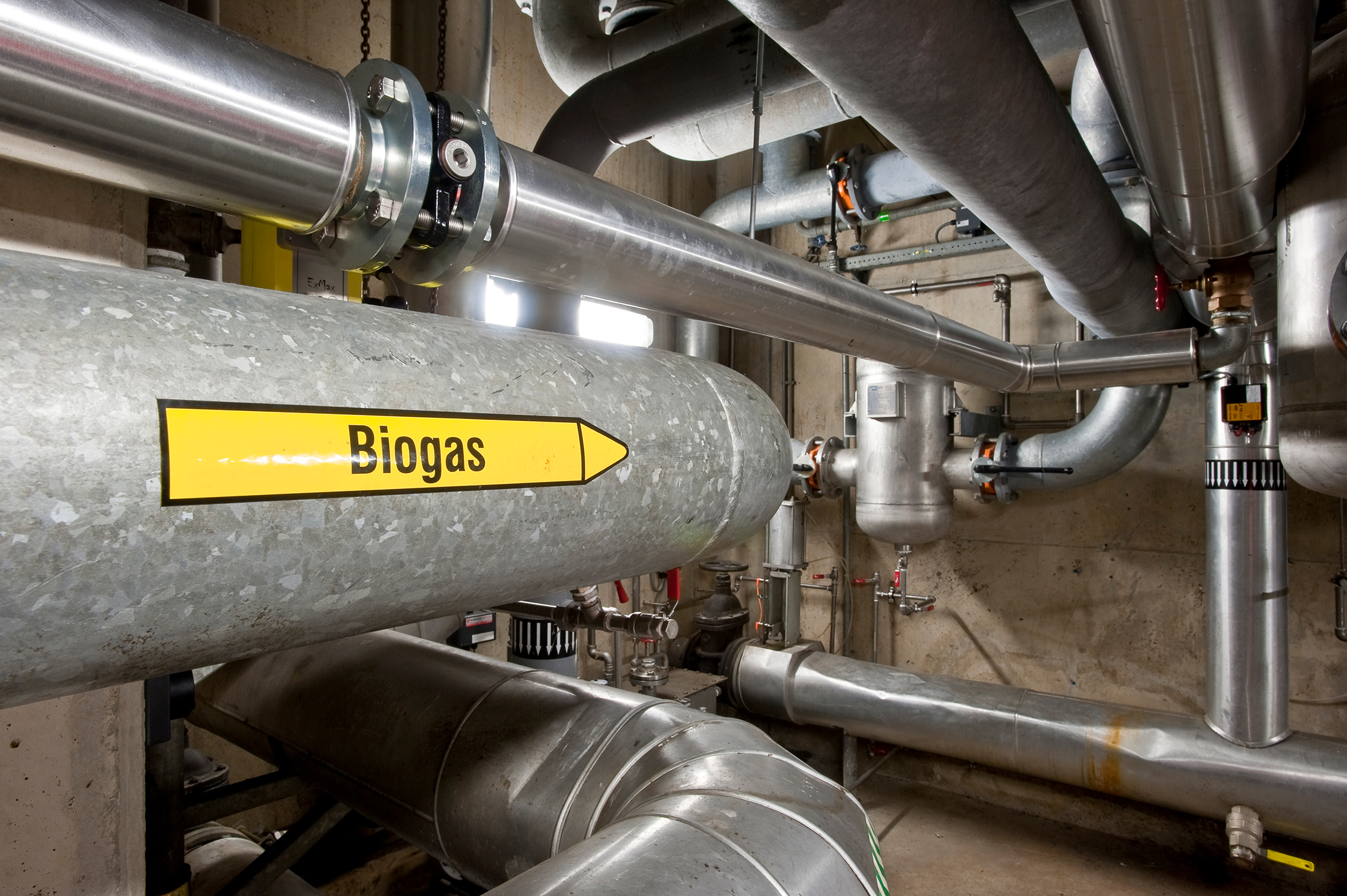 Installatiesysteem op rioolzuivering met de pijpleidingen waar het geproduceerde biogas doorheen loopt.