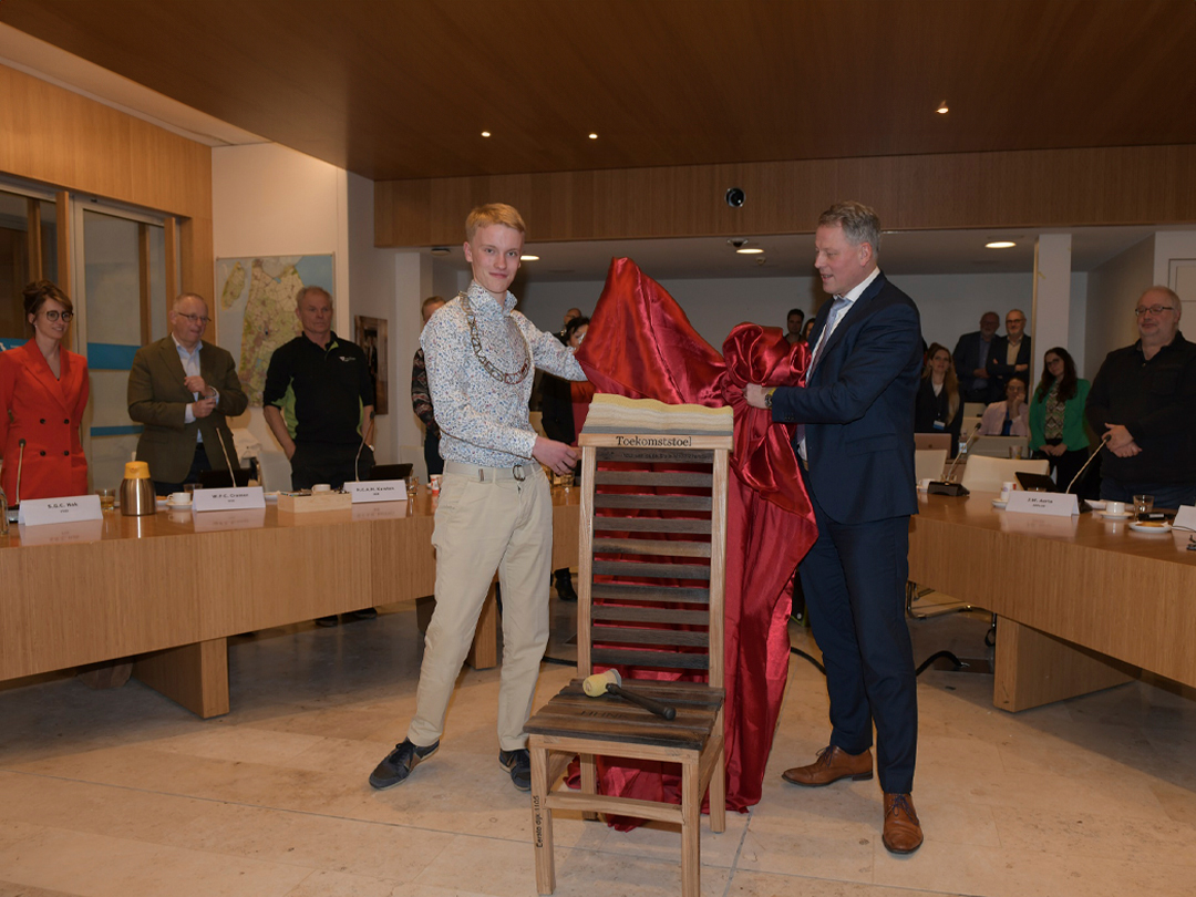 Darian die beëdigd wordt tot jeugddijkgraaf met de onthulling van de toekomststoel. Onthulling is samen met de dijkgraaf van Hollands Noorderkwartier.