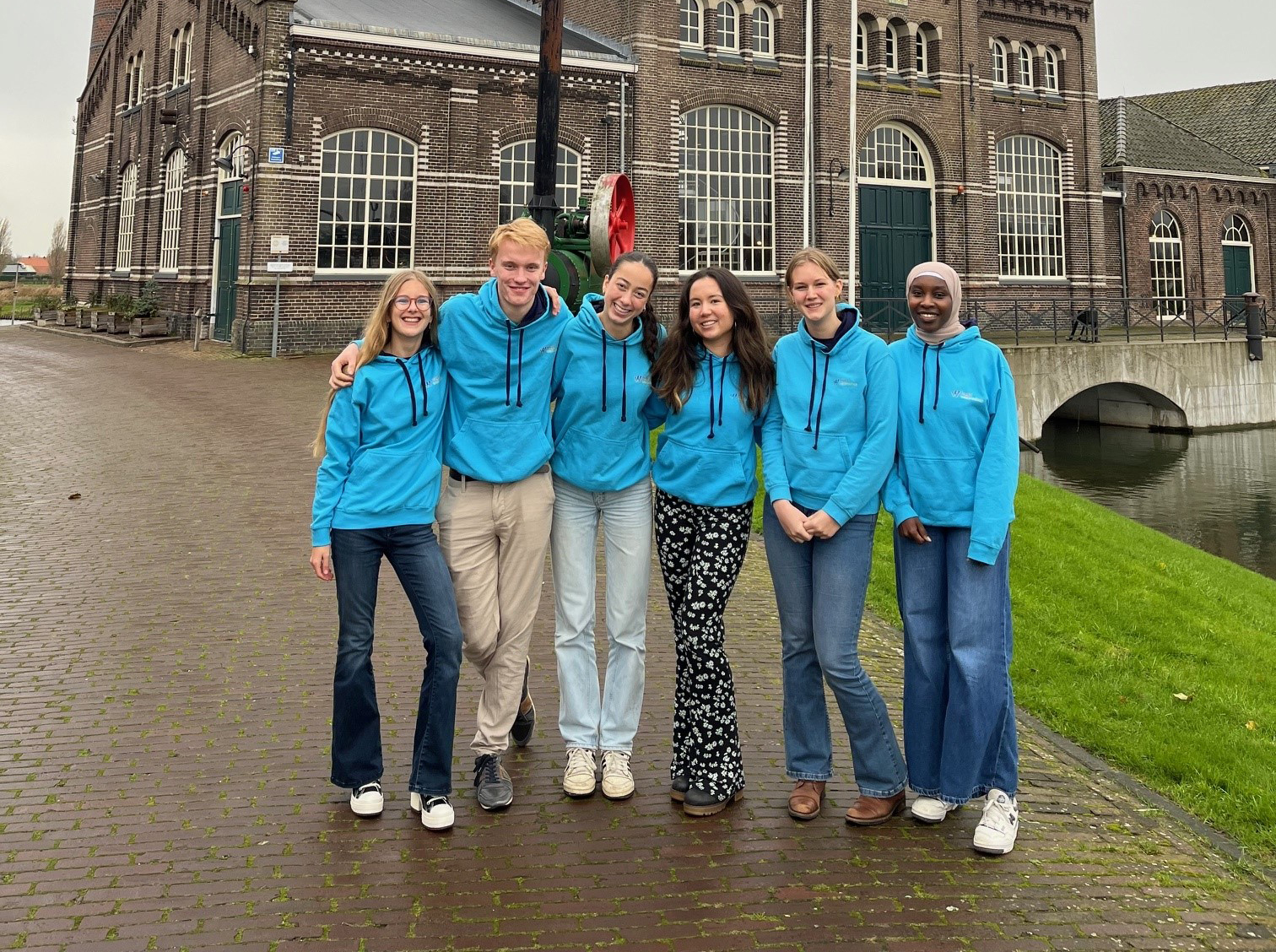 De 6 jeugdwaterschaps bestuurder op een rij. ze zijn 16-17 jaar oud en dragen allemaal blauwe hoody