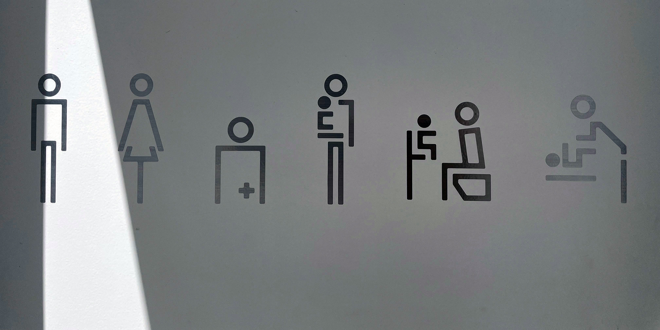 de verschillende iconen die gebruikt worden voor herentoilet, damestoilet, verschoonruimte etc.