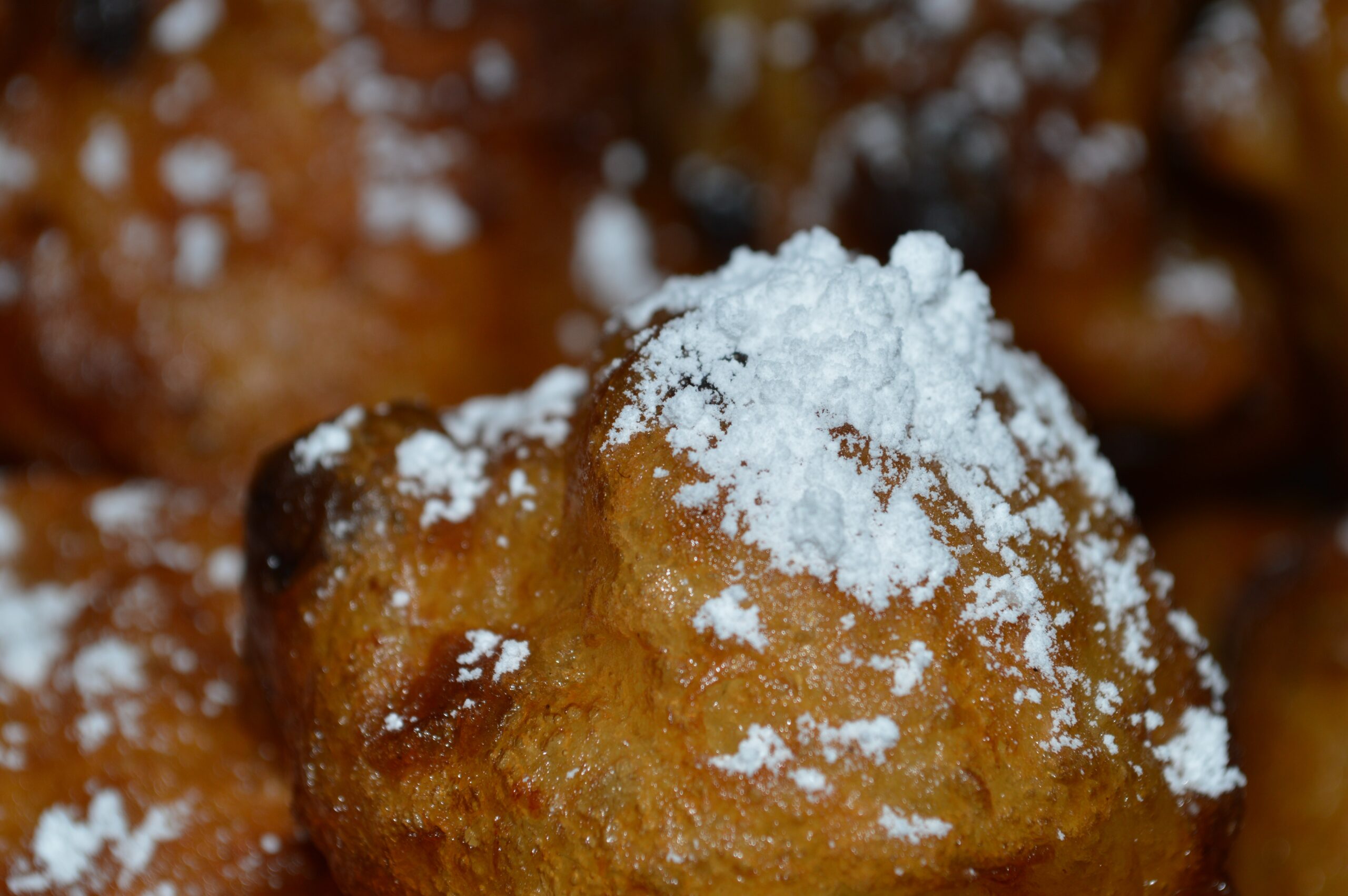 Oliebol met poedersuiker