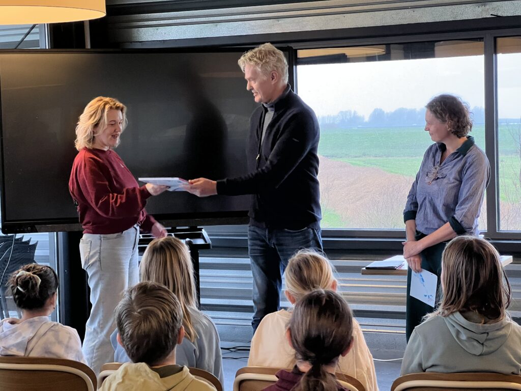 Overhandiging kinderboek Wetter bij Woudagemaal